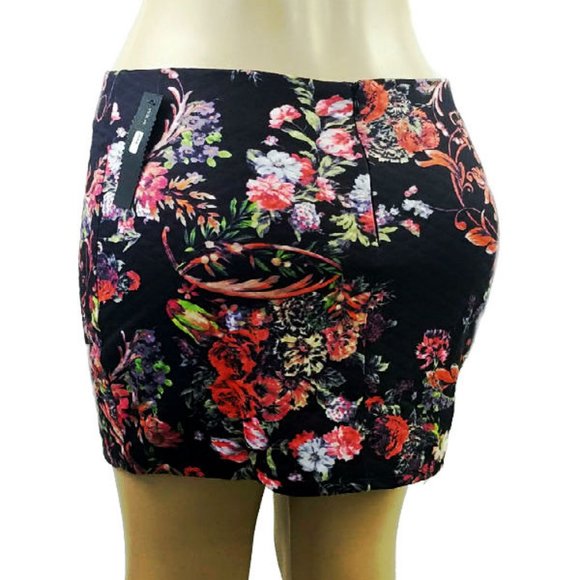 Do & Be Above The Knee Quilted Floral Mini Skirts - Picture 3 of 4